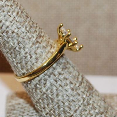 Size 8 Single Clear 6 Prong Marquise Cut Stone Ring on a Gold Tone Band (2.8g)
