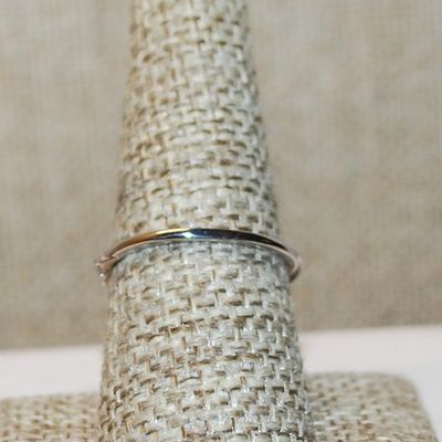 Size 8 Delicate Swirls Intertwined Ring with Clear Stones and Silver Tone Band (1.3g)