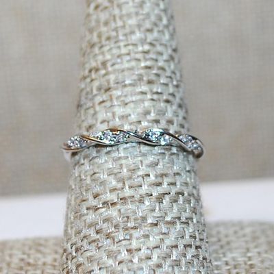 Size 8 Delicate Swirls Intertwined Ring with Clear Stones and Silver Tone Band (1.3g)