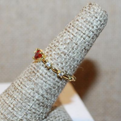 Size 8¼ Delicate RED HEART Ring with 2 Side Accents on a Gold Tone Knotted Band (1.3g)