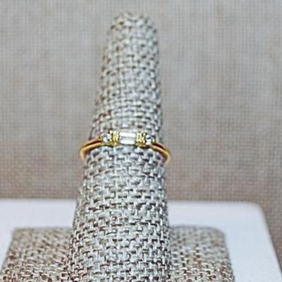Size 8¼ Delicate CLEAR Rectangle Stone Ring with 2 Side Round Accent Stone on Gold Colored Band (0.9g)