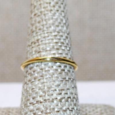 Size 8¼ Delicate CLEAR Rectangle Stone Ring with 2 Side Round Accent Stone on Gold Colored Band (0.9g)