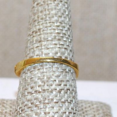 Size 8½ "Gold-Lined" Set of 5 Square Stones Ring with Clear Stones In Between on a Gold Tone Band (2.1g)