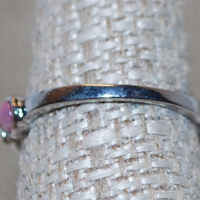 Size 8½ Five Light Pink Stones Ring with Clear Accents Stones In-Between (2.2g)