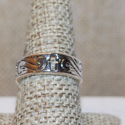 Size 8½ Marked .925 4 Hollowed Out CROSSES on a Graphically Design Silver Band (5.1g)