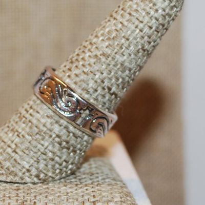 Size 8½ Marked .925 4 Hollowed Out CROSSES on a Graphically Design Silver Band (5.1g)