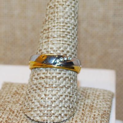 Size 8¾ Two Tone Ring with a 4 Stone Line Accent on a Silver Tone Band (4.8g)