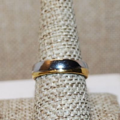 Size 8¾ Two Tone Ring with a 4 Stone Line Accent on a Silver Tone Band (4.8g)