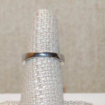 Size 8¾ Engagement/Wedding Style Ring with Azure Cut Main Stone & Stone Side Accents on a Silver Tone Band (4.1g)