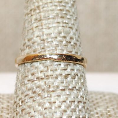 Size 9 Deep Red Round Stone Ring with "Circles" Accents on a Gold Tone Band (3.0g)