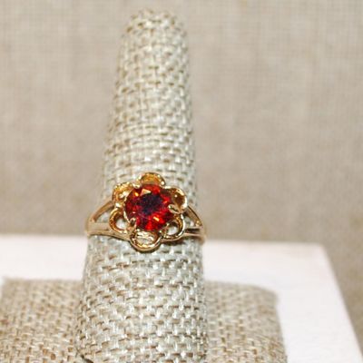 Size 9 Deep Red Round Stone Ring with "Circles" Accents on a Gold Tone Band (3.0g)