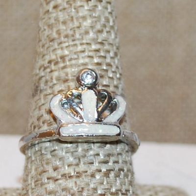 Size 9 White CROWN Enamel Ring & Round Clear Stone Top on a Silver Tone Band (4.1g)