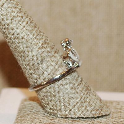 Size 9 White CROWN Enamel Ring & Round Clear Stone Top on a Silver Tone Band (4.1g)