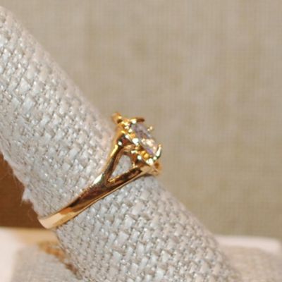 Size 9 Very Light Blue Single Stone Ring on a "Flower" Style Gold Tone Band (3.2g)