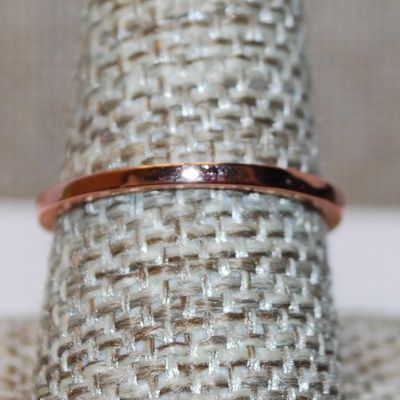 Size 9¼ Marked .925 Rose Gold Side HEART Style & Single Main Stone on a Rose Gold Band (2.4g)