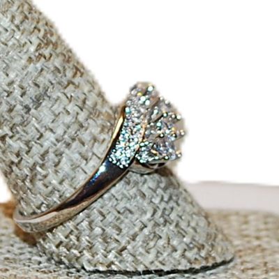 Size 10 Marked .925 Showy Party Ring with 5 Clear Stones & Top/Bottom Brilliant Accent Stones on a Silver Band (4.3g)