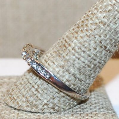 Size 10¾ High Row of Clear Stones Ring with Under Setting Accents on a Silver Tone Band (3.0g)
