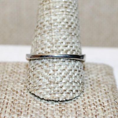 Size 10¾ High Row of Clear Stones Ring with Under Setting Accents on a Silver Tone Band (3.0g)