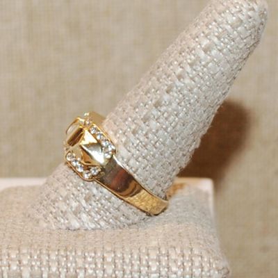 Size 11¼ Round Clear Stone with Line Accents Ring & Side Pyramid Sides on a Gold Tone Band (6.2g)
