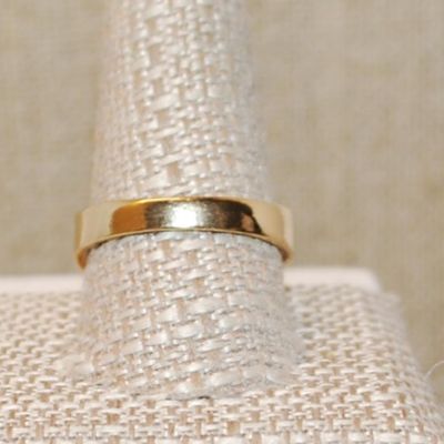 Size 11¼ Round Clear Stone with Line Accents Ring & Side Pyramid Sides on a Gold Tone Band (6.2g)