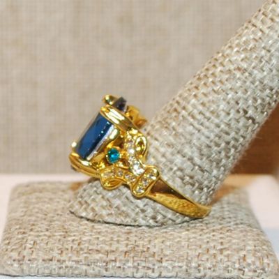 Size 11½ Large Blue Oval 4 Prong Stone Party Style Ring with Side Accents on a Gold Tone Band (8.2g)