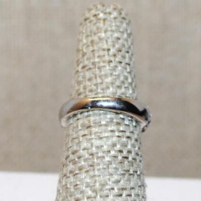 Size 6 Highrise Round Main Stone Ring with "Waves" of Accents Stones on a Silver Tone Band (4.1g)