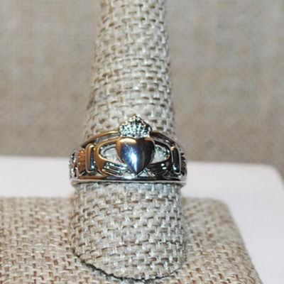Size 9 Crowned "HEART in HANDS" Ring on a Silver Tone No-Stones Band (3.9g)