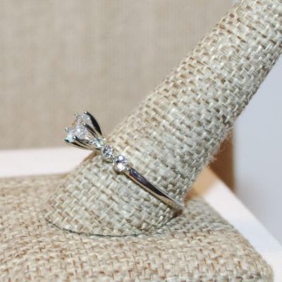 Size 12 Hi-Rise Single Clear 6 Prong Round Stone with 4 Round Side Accents on a Silver Tone Band (2.8g)