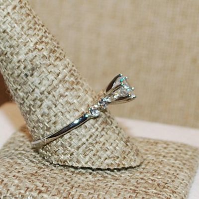 Size 12 Hi-Rise Single Clear 6 Prong Round Stone with 4 Round Side Accents on a Silver Tone Band (2.8g)