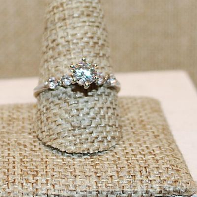 Size 12 Hi-Rise Single Clear 6 Prong Round Stone with 4 Round Side Accents on a Silver Tone Band (2.8g)