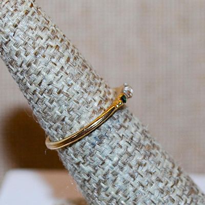Size 8 Delicate Horizontal Clear Stone & 2 Round GREEN Stones on a Gold Tone Band (1.1g)