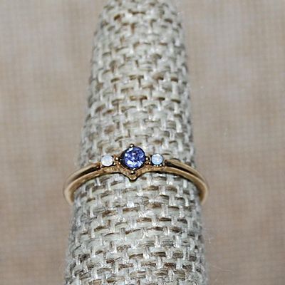 Size 8½ Delicate Round BLUE Stone Ring & 2 Opaque White Side Stones on a Gold Tone Band (1.1g)