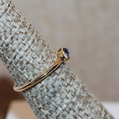 Size 6½ Delicate Round BLUE Stone Ring & 2 Opaque White Side Stones on a Gold Tone Band (1.1g)