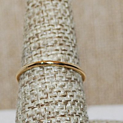 Size 9 Delicate Horizontal Clear Stone Ring & 2 Round Clear Side Stones on a Gold Tone Band (1.3g)