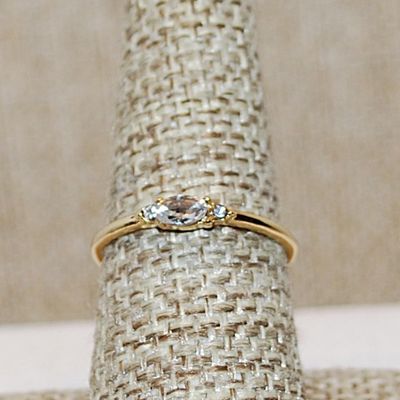 Size 6½ Delicate Horizontal Clear Stone Ring & 2 Round Clear Side Stones on a Gold Tone Band (1.1g)