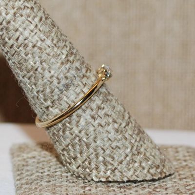 Size 8 Delicate Horizontal Clear Stone Ring & 2 Round Clear Side Stones on a Gold Tone Band (1.3g)