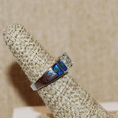 Size 6½ Clear Oval Center Stone & 4 Blue & Yellow "Panels" Ring with 8 Side Accent Stones on a Silver Tone Band (5.2g)