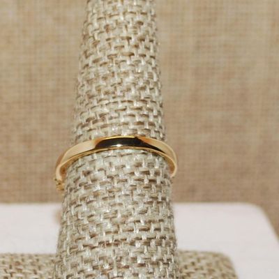 Size 7 Large Beveled Clear Glass Style Stone Ring with Triple Stone Side Accents on a Gold Tone Band (5.3g)
