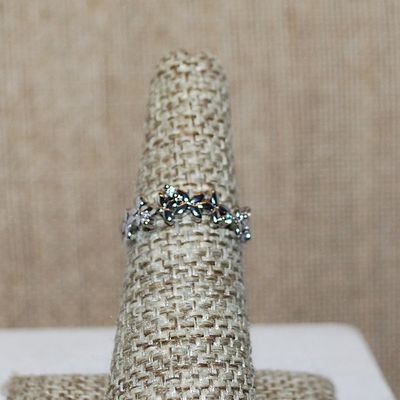 Size 6 Marked .925 Tiny Group of 4 Stones Ring on a Graphic Flowered Silver Band (2.1g)