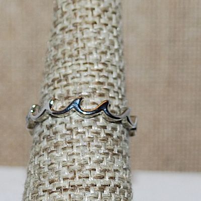 Size 7 Delicate Infinity Style "Ocean Waves" Ring on a Silver Tone Band (1.4g)