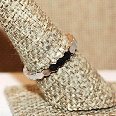 Size 8 Infinity Style No-Stones Ring with All Hex Shape Segments on a Silver Tone Band (2.7g)