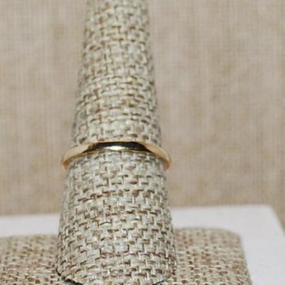 Size 9 Delicate Triple Round Clear Stones Ring in a "V" Setting on a Gold Tone Band (1.4g)