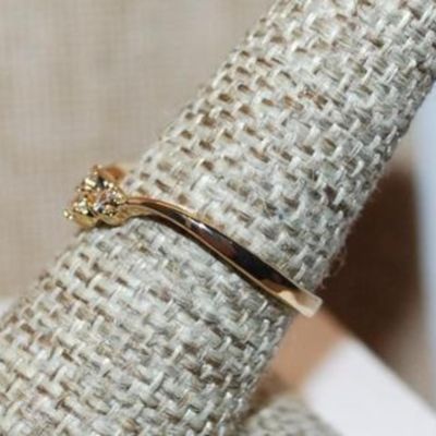 Size 9 Delicate Triple Round Clear Stones Ring in a "V" Setting on a Gold Tone Band (1.4g)