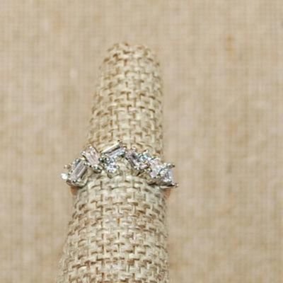 Size 6¾ Staggered Clear Rectangle & Circle Stones on a Silver Tone Band (2.4g)