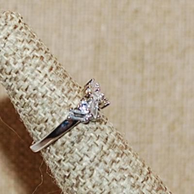 Size 6¾ Staggered Clear Rectangle & Circle Stones on a Silver Tone Band (2.4g)