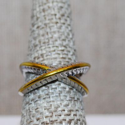 Size 7 Criss-Cross Silver Tone Band with Gold Colored Edging and Side Indents (4.5g)