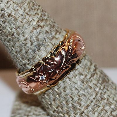 Size 8 ROSE GOLD Graphic Designed Ring on a Gold Tone Band (7.0g)