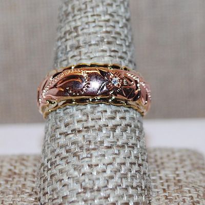 Size 8 ROSE GOLD Graphic Designed Ring on a Gold Tone Band (7.0g)