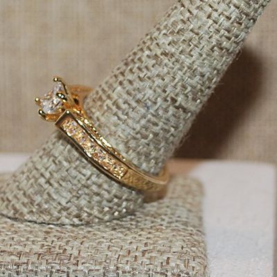 Size 10 Half Infinity Square Main Stone Ring with 12 Stone Side Accents on a Gold Tone Band (4.1g)