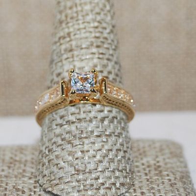 Size 10 Half Infinity Square Main Stone Ring with 12 Stone Side Accents on a Gold Tone Band (4.1g)